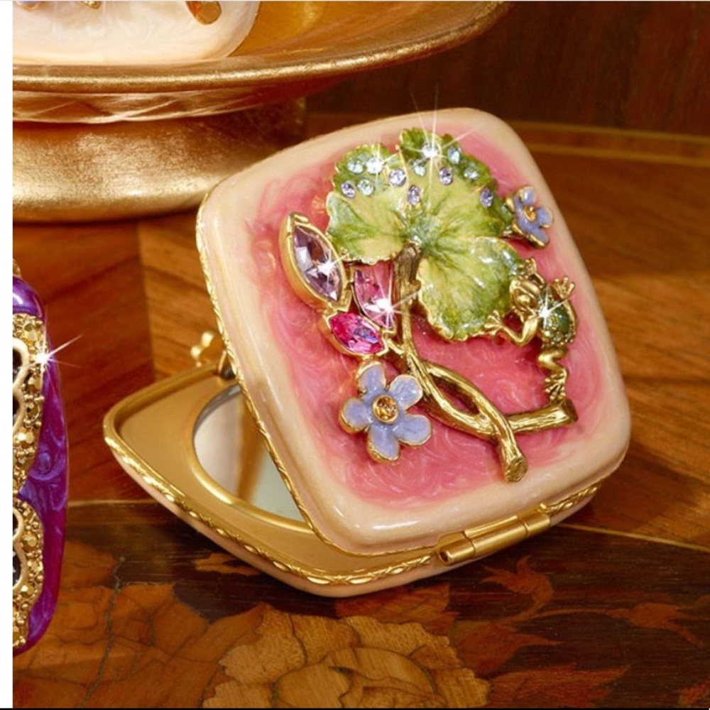 Jay Strongwate­r - Christine Frog And Bud Compact